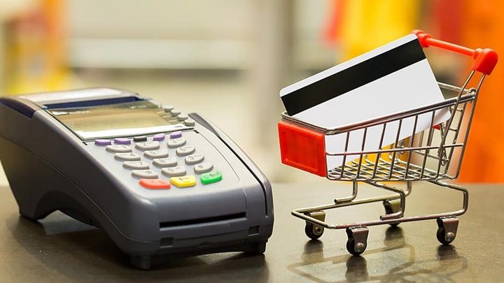 Η “παγίδα” με τις e- αποδείξεις – Πέναλτι από την εφορία για όσους δεν πιάνουν το όριο δαπανών με κάρτα