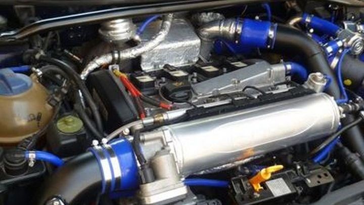 Άνοιξε το καπό του αυτοκινήτου και δεν πίστευε αυτό που είδε – ΒΙΝΤΕΟ