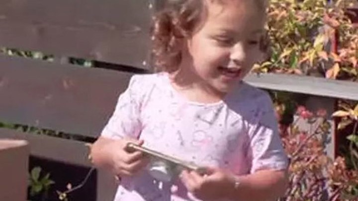 Έδωσε το κινητό στη δίχρονη κόρη της για να παίξει – Δεν φαντάζεστε τι ακολούθησε -ΦΩΤΟ