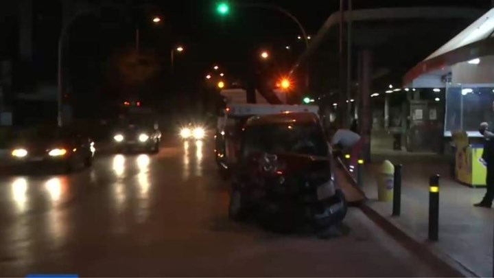 Σοβαρό τροχαίο με καταδίωξη και εγκλωβισμό στη Λιοσίων