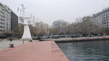 Τρόμος για 21χρονη στη Θεσσαλονίκη: Της πήραν το κινητό και την πέταξαν στη θάλασσα