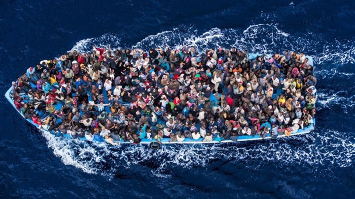 Δύο χιλιάδες πρόσφυγες και μετανάστες αποβιβάστηκαν σε έξι ημέρες στα νησιά
