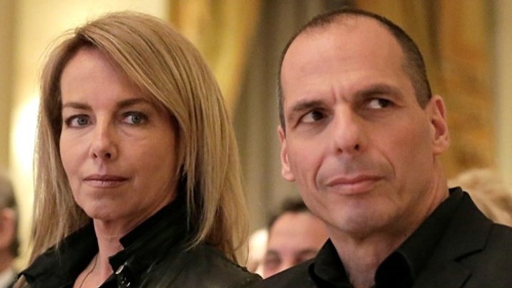 Δύσκολες ώρες για τον Γιάνη Βαρουφάκη και τη Δανάη Στράτου