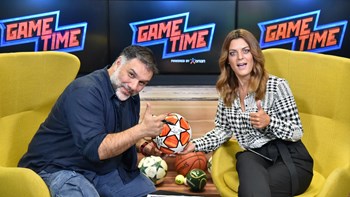 O Γρηγόρης Αρναούτογλου σε μια εμφάνιση – έκπληξη – Ο παρουσιαστής δείχνει τις ποδοσφαιρικές του γνώσεις στο Game Time του ΟΠΑΠ
