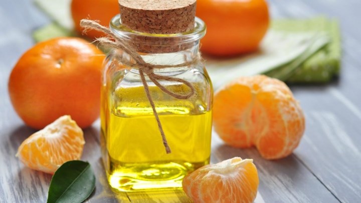 Δείτε τι θα συμβεί αν ρίξετε λάδι σε φλούδα μανταρινιού – ΒΙΝΤΕΟ