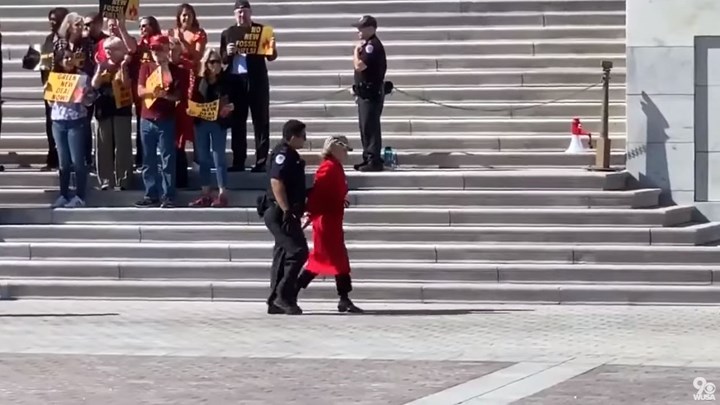 Συνελήφθη η Τζέιν Φόντα στα σκαλιά του Καπιτώλιου – ΒΙΝΤΕΟ