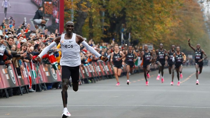 Ιστορικό ρεκόρ από τον Κενυάτη Κιπτσόγκε – Έτρεξε τον μαραθώνιο σε λιγότερο από δύο ώρες