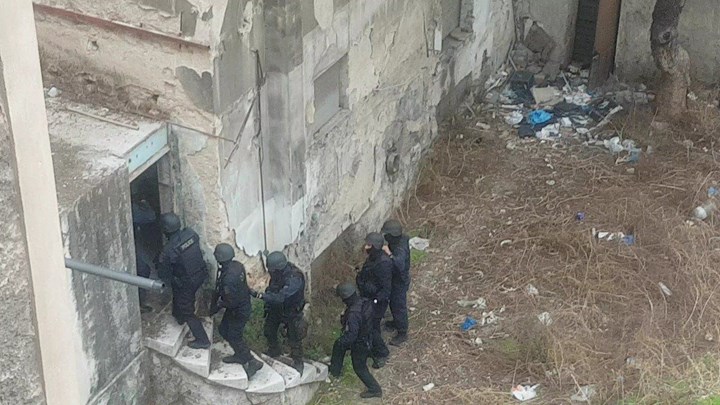 Πώς δρούσε το κύκλωμα που διακινούσε ναρκωτικά δίπλα στην ΑΣΟΕΕ – H “καβάτζα” απέναντι από το πανεπιστήμιο – Δέκα συλλήψεις