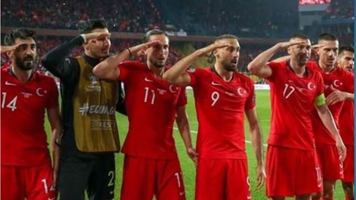 Οι παίκτες της Εθνικής ομάδας της Τουρκίας πανηγύρισαν με στρατιωτικό χαιρετισμό τη νίκη επί της Αλβανίας – ΦΩΤΟ