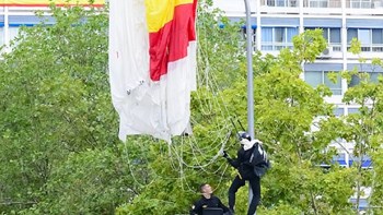 Η αμήχανη στιγμή που αλεξιπτωτιστής… προσγειώνεται σε κολόνα μπροστά στα μάτια της βασιλικής οικογένειας της Ισπανίας – ΒΙΝΤΕΟ