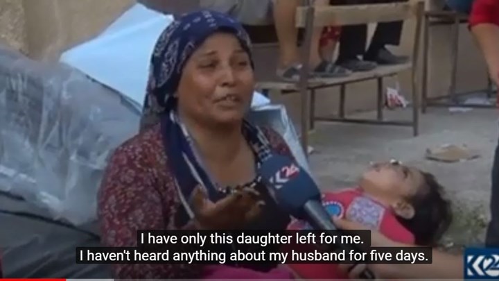 Βίντεο-σοκ από τη Συρία: Μητέρα κρατά στην αγκαλιά της το ετοιμοθάνατο παιδί της και ξεσπά