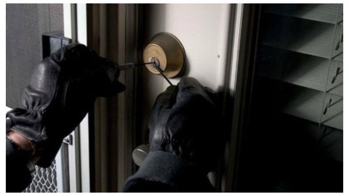 “Εφιάλτης” για ζευγάρι ηλικιωμένων στην Αγία Παρασκευή – Κουκουλοφόροι διαρρήκτες εισέβαλαν σπίτι τους