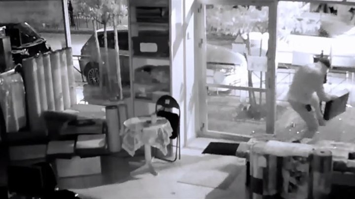 Καρέ-καρέ η διάρρηξη σε κατάστημα με χαλιά – ΒΙΝΤΕΟ