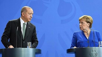 Μακρόν και Μέρκελ καλούν την Τουρκία να τερματίσει την επίθεση στην Συρία