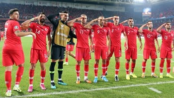 Μπρος…πίσω από την UEFA για τον στρατιωτικό χαιρετισμό των Τούρκων