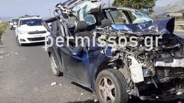 Αυτοκίνητο “καρφώθηκε” σε καρότσα τρακτέρ με βαμβάκι – ΦΩΤΟ