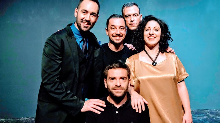 «Ας κάνουμε απόψε ένα…παιδί» – Τα πρώτα κλικ στο enikos.gr