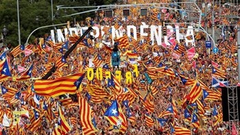 Ποινές κάθειρξης σε ηγέτες της Καταλονίας – «Μάχες» αστυνομικών με διαδηλωτές στη Βαρκελώνη – Το μήνυμα της Μπαρτσελόνα – ΦΩΤΟ – ΒΙΝΤΕΟ
