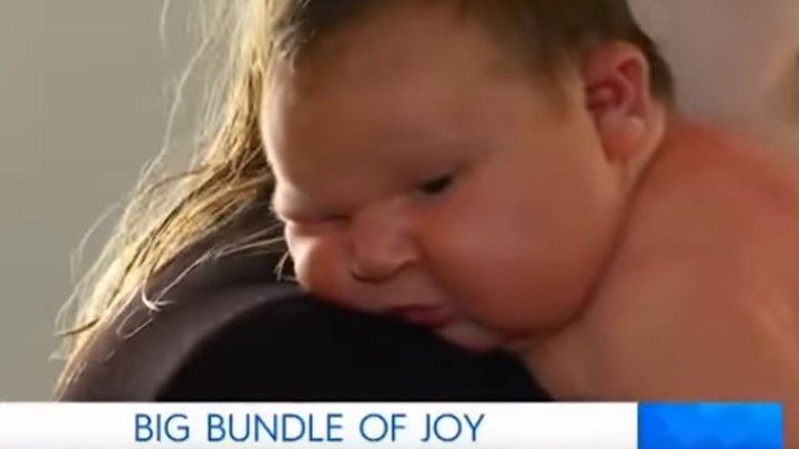 Βρέφος γεννήθηκε σχεδόν… 6 κιλά – “Είναι σαν μίνι παλαιστής του σούμο” λέει η μητέρα – ΦΩΤΟ – ΒΙΝΤΕΟ