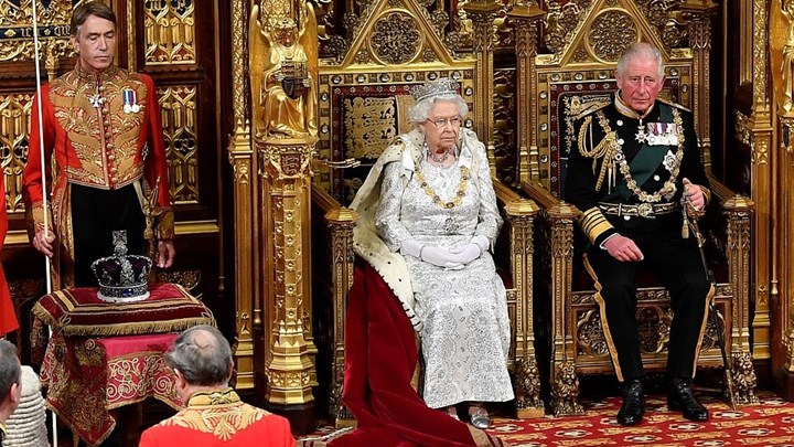 “Έσπασε” την παράδοση η βασίλισσα Ελισάβετ στο Κοινοβούλιο – ΒΙΝΤΕΟ