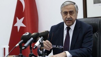 Ο Ακιντζί απαντά σε όσους του επιτίθενται: Από πότε είναι έγκλημα η υπεράσπιση της ειρήνης;