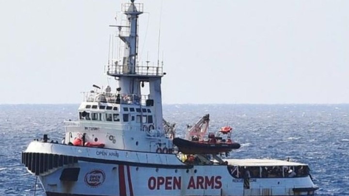 Ένταση στη Λέσβο: Πέταξαν πέτρες σε πλοίο ακτιβιστών – ΒΙΝΤΕΟ