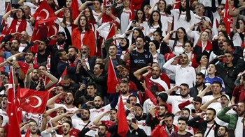 Τούρκοι οπαδοί χαιρέτησαν στρατιωτικά στον εθνικό τους ύμνο – ΒΙΝΤΕΟ