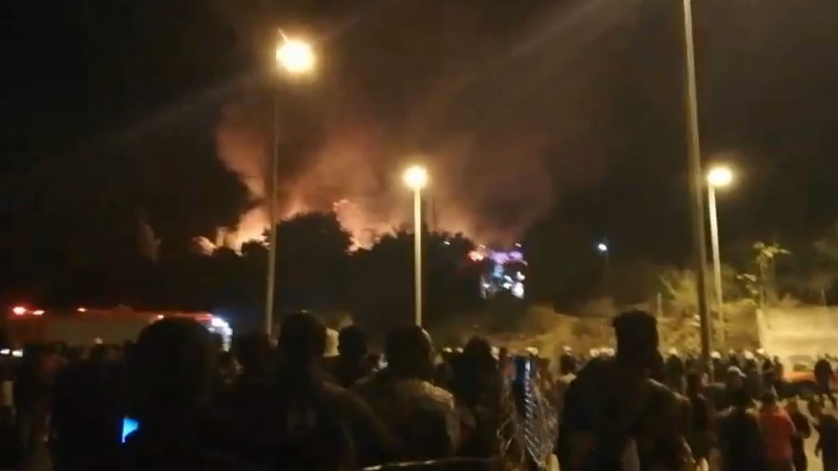 Φωτιά στο κέντρο υποδοχής μεταναστών στη Σάμο – ΤΩΡΑ