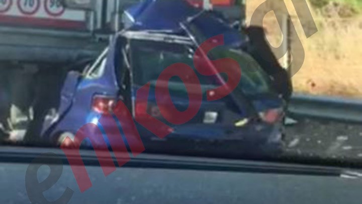 Εικόνες σοκ από θανατηφόρο τροχαίο στα Οινόφυτα: Αυτοκίνητο «καρφώθηκε» σε νταλίκα – ΦΩΤΟ αναγνώστη