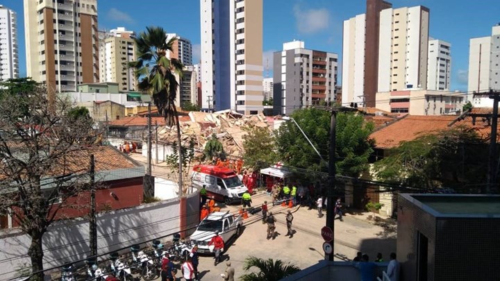 Κατέρρευσε επταώροφο κτίριο στη Βραζιλία – Τουλάχιστον ένας νεκρός – BINTEO