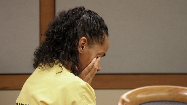 Σκότωσε τον σύντροφό της ενώ κοιμόταν μετά το πάρτι των γενεθλίων του – Έριξε βενζίνη και έβαλε φωτιά στον καναπέ – ΒΙΝΤΕΟ