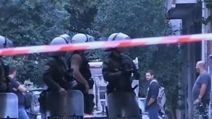 Σε εξέλιξη επιχείρηση της ΕΛ.ΑΣ. για εκκένωση δύο υπό κατάληψη κτιρίων στα Εξάρχεια – ΒΙΝΤΕΟ