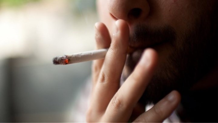 Μειοψηφία οι καπνιστές στη χώρα μας – “Καμπανάκι” για τη χρήση ηλεκτρονικού τσιγάρου από τους έφηβους