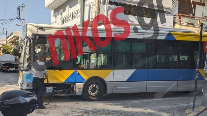 Τροχαίο στη Νίκαια – Αυτοκίνητο συγκρούστηκε με λεωφορείο  – ΦΩΤΟ αναγνώστη