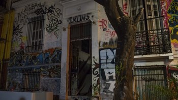 Έτσι έγινε η αστυνομική επιχείρηση σε δύο υπό κατάληψη κτίρια στα Εξάρχεια – Φωτογραφίες από το εσωτερικό τους – ΦΩΤΟ – ΒΙΝΤΕΟ