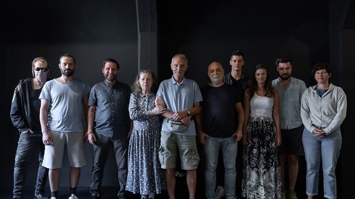 Μπήκαμε στις πρόβες του «Ο δρόμος περνά από μέσα» κι έχουμε αποκλειστικές φωτογραφίες