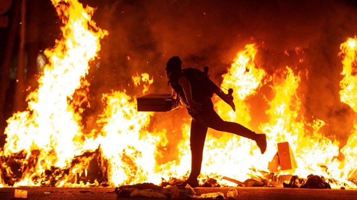 Δεκάδες συλλήψεις μετά τα επεισόδια στην Καταλονία – ΦΩΤΟ – ΒΙΝΤΕΟ