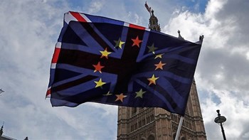 Μια ανάσα από τη συμφωνία για το Brexit – Μακρόν: Μπορεί να υπογραφεί την Πέμπτη