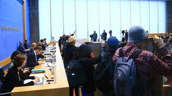 Διαδηλωτές υπέρ των Κούρδων διέκοψαν το κυβερνητικό μπρίφινγκ στη Γερμανία