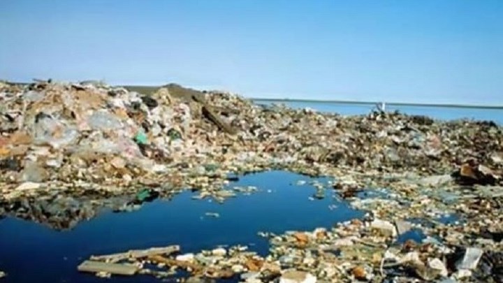 Ένα βουνό από πλαστικά καταλήγει στις ελληνικές θάλασσες – Δέσμευση Χατζηδάκη για απόσυρση των πλαστικών μίας χρήσης έως το 2020
