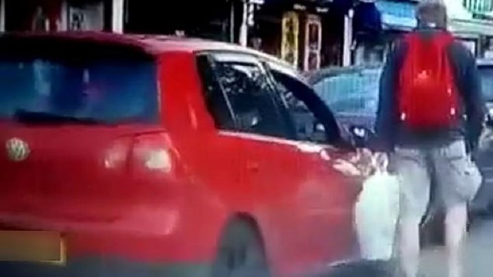 Έξαλλος τυφλός με οδηγό που πάρκαρε στη διάβαση για άτομα με προβλήματα όρασης – ΒΙΝΤΕΟ