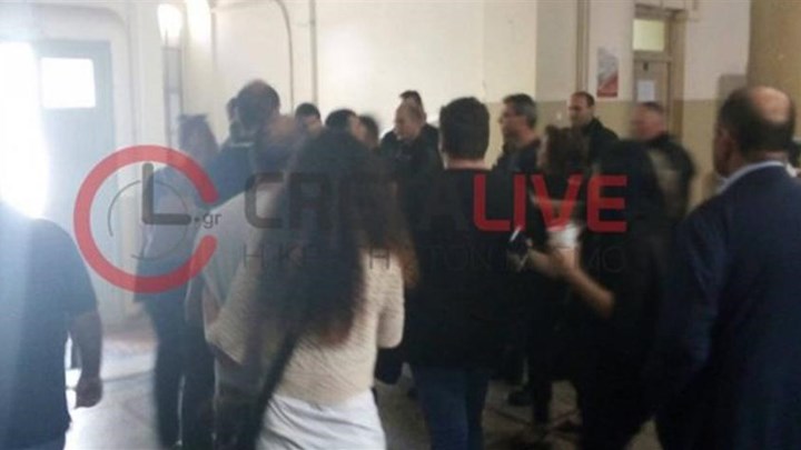 Στη φυλακή η 31χρονη συζυγοκτόνος –  Ξύλο στα δικαστήρια Ηρακλείου – ΒΙΝΤΕΟ