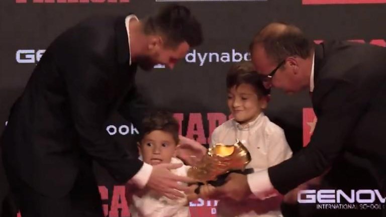 «Μορφή» ο γιος του Μέσι – Οι αταξίες στην απονομή του «χρυσού παπουτσιού» – ΒΙΝΤΕΟ