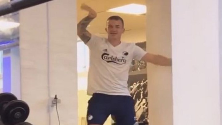 Τα αποδυτήρια της Κοπεγχάγης έγιναν … μπουζούκια – Ακούν και λικνίζονται υπό τους ήχους του “Έλα, έλα” της Λένας Ζευγαρά – ΒΙΝΤΕΟ