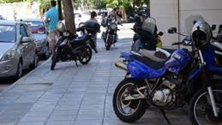 Τέλος τα δίκυκλα από τα πεζοδρόμια – Τι αλλάζει από το 2020