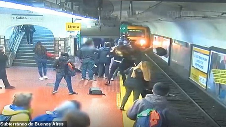 Σοκ στο Μπουένος Άιρες – Άνδρας λιποθυμά και ρίχνει γυναίκα στις ράγες του τρένου – ΦΩΤΟ – ΒΙΝΤΕΟ