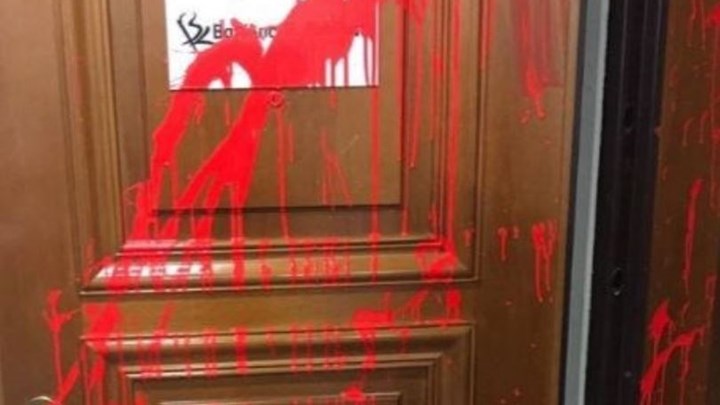 Στον εισαγγελέα ο 23χρονος που συνελήφθη για την επίθεση στο πολιτικό γραφείο του Κικίλια