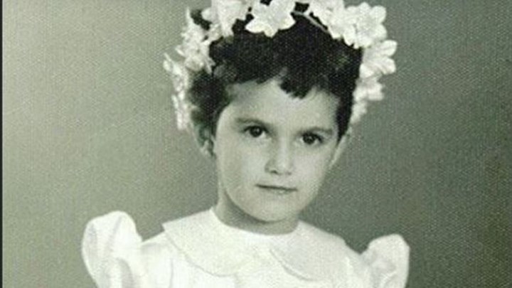 Αναγνωρίζετε το κοριτσάκι της φωτογραφίας – Είναι μία από τις μεγαλύτερες “φωνές” της Ελλάδας – ΦΩΤΟ