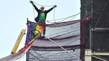 Μεταμφιέστηκε σε… Μπόρις Τζόνσον και σκαρφάλωσε στο Big Ben για να διαμαρτυρηθεί – ΒΙΝΤΕΟ