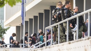 Ελεύθεροι με όρους οι συλληφθέντες για την εισβολή στο τουρκικό προξενείο – ΦΩΤΟ